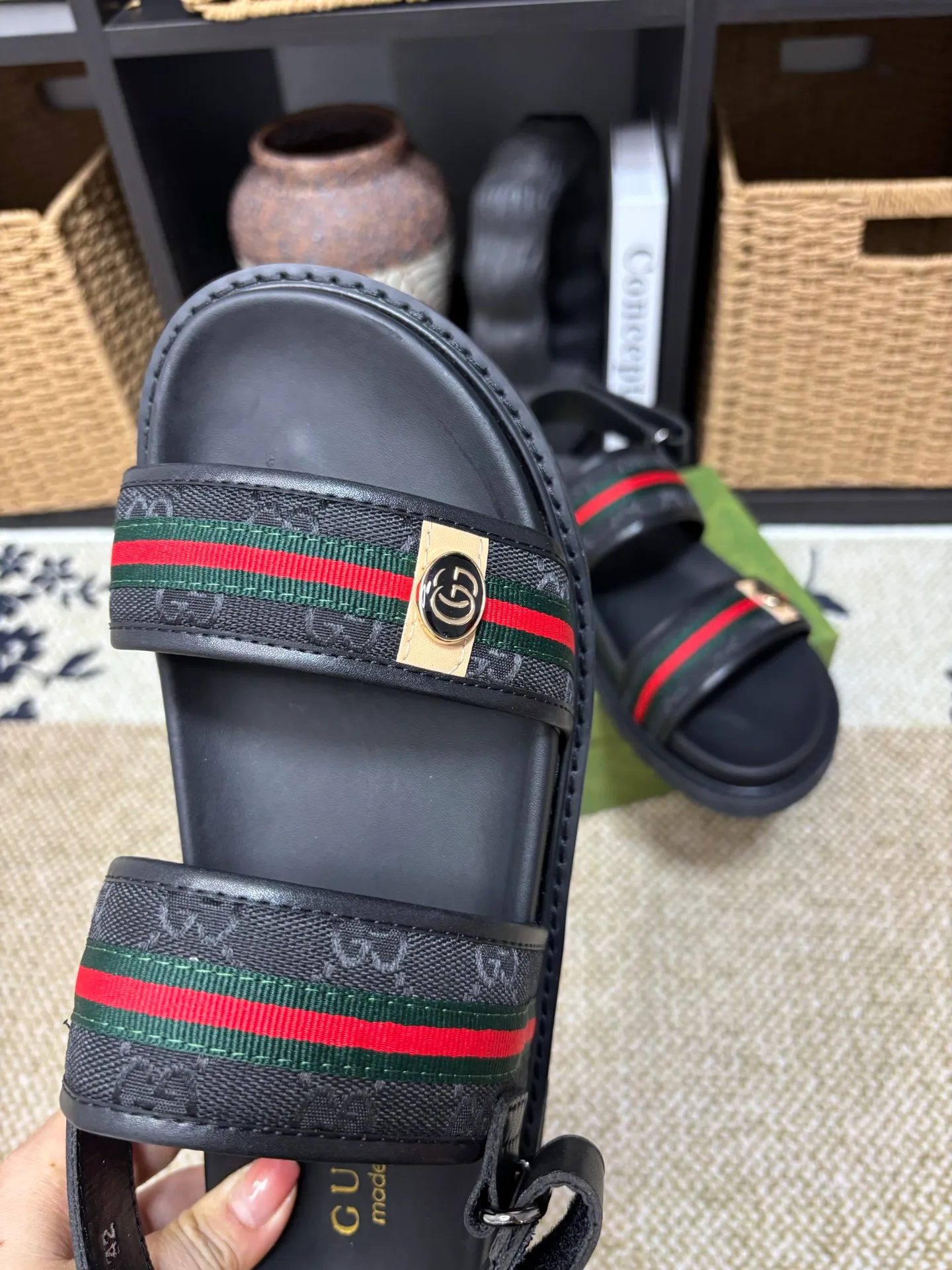Factory 💰 300 yuan Gucci slippers] high-end men's shoes brand official website 1:1 latest masterpiece: original mold customization, the fabric is made of imported original materials, upgraded outsole, lighter and non-slip. The market's top quality, simple yet tasteful, a must-have for fashionistas, fashionable at your feet, full of confidence, the same style at the counter 👍The season of summer slippers is here. Code: 38-45 (45 customized)